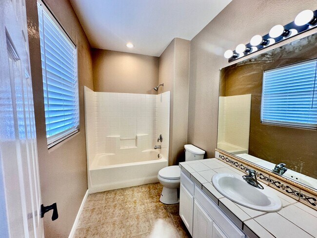 Building Photo - 4 bed/ 4.5 bath in Santa Rosa