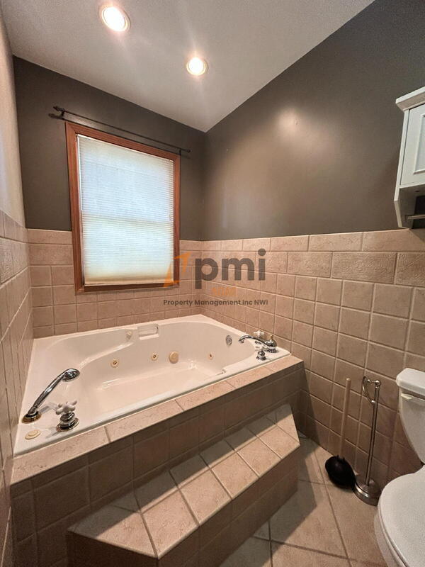 Building Photo - 5107 White Oak Terrace