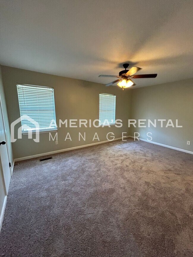 Building Photo - 2422 Hampstead Dr