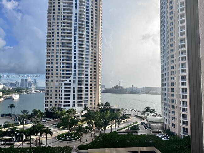 Primary Photo - 540 Brickell Key Dr