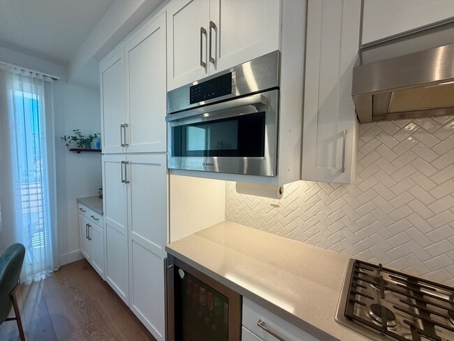 Building Photo - 561 Pilgrim Dr