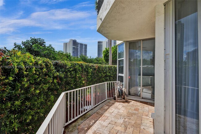 Building Photo - 3500 Mystic Pointe Dr