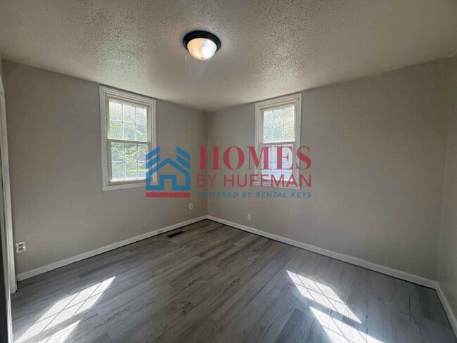 Building Photo - Three Bedroom | House | Pet Friendly | Mov...