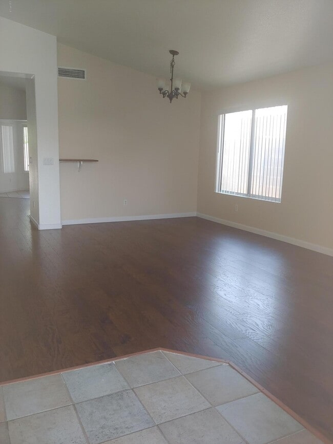 Building Photo - 1110 W Raven Dr
