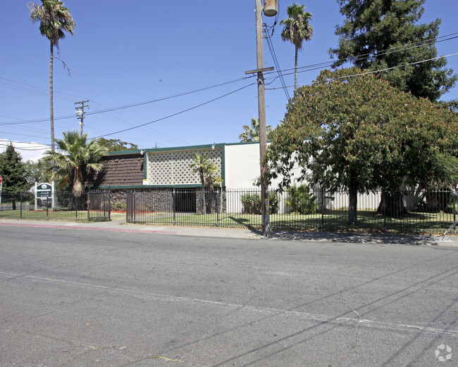 Building Photo - Rosewood Garden Apartments