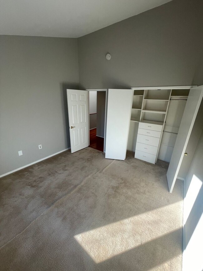 Building Photo - Newly Renovated 3 Level Townhome!