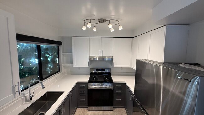 Building Photo - 2033 N Beachwood Drive