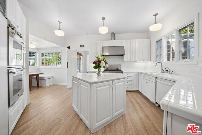 Building Photo - 8050 Mulholland Dr