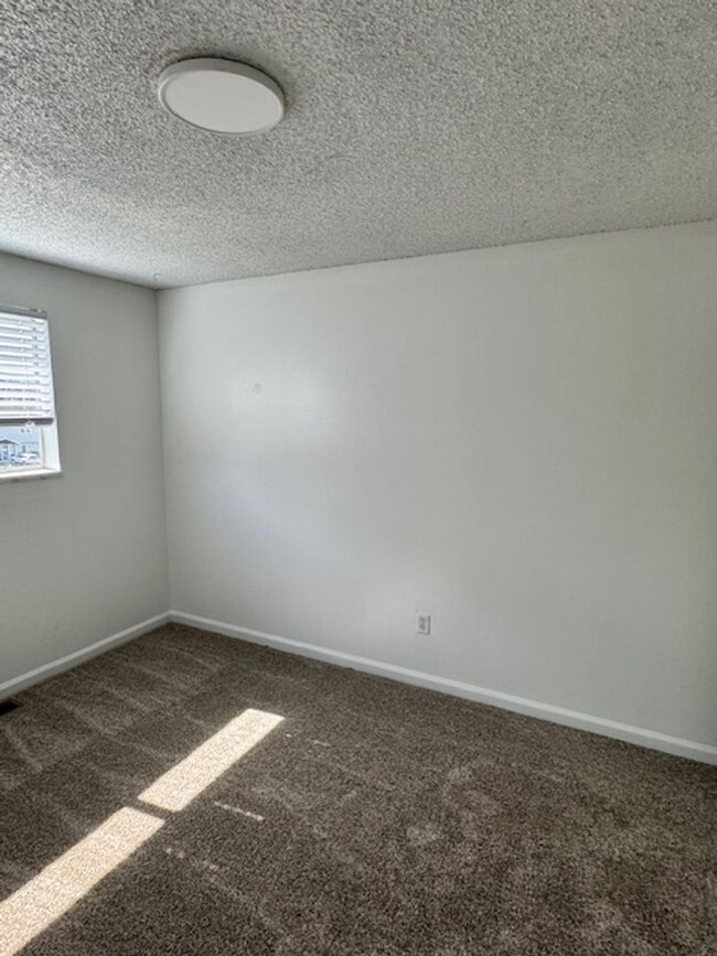 Building Photo - 2 BEDROOM TOWNHOME NEAR NORTH MEDFORD HIGH...