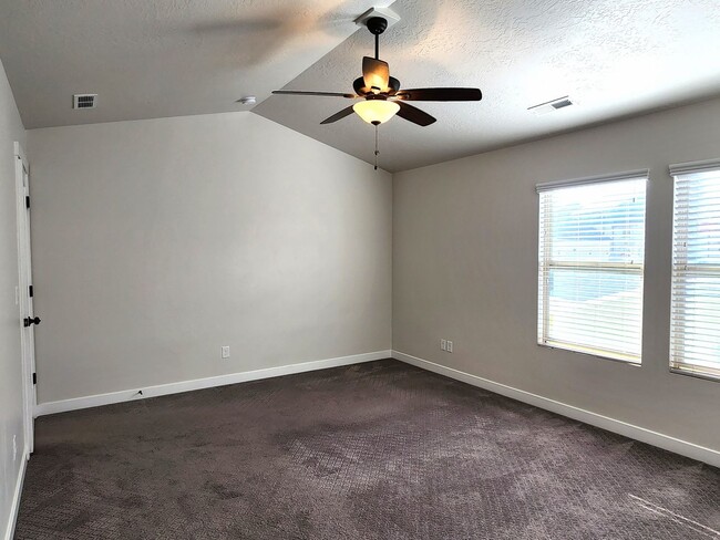 Building Photo - Great 3 Bd 2 Ba Townhome 2 Car Garage