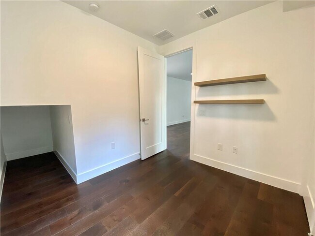 Building Photo - 1905 Riverview St