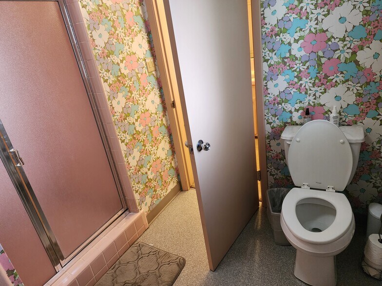 Tub, shower, and toilet separate from sinks. - 317 W Banbury Dr