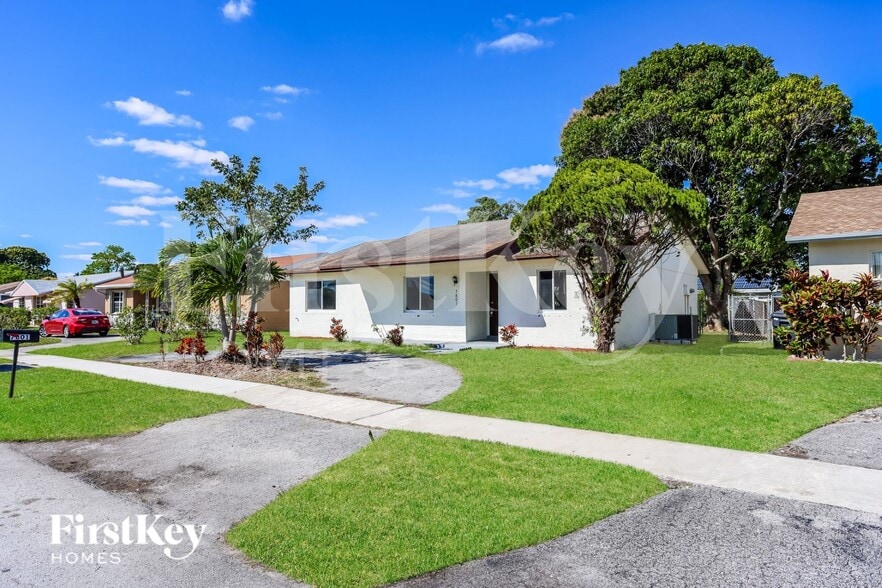 Building Photo - 7801 SW 6th Ct