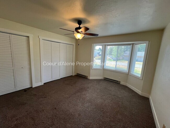 Building Photo - 10230 N Hillview Dr