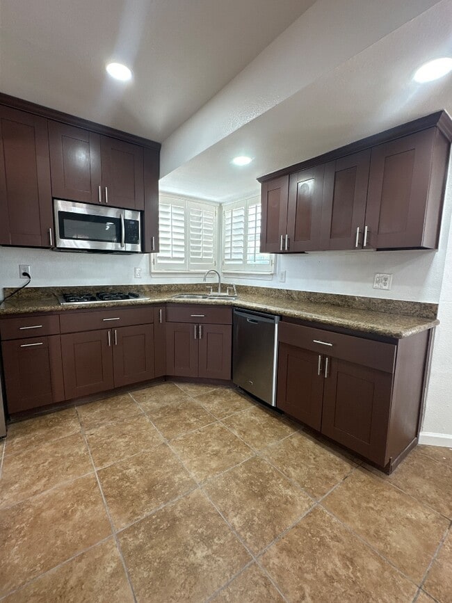 Building Photo - 7461 Plaza Redonda Dr