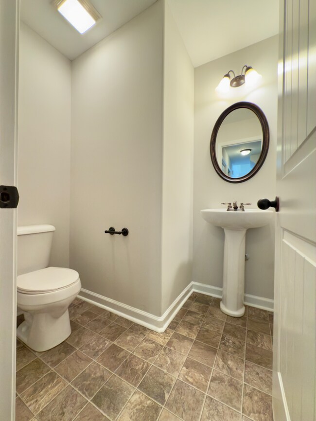 Building Photo - 638 Hidden Valley Dr