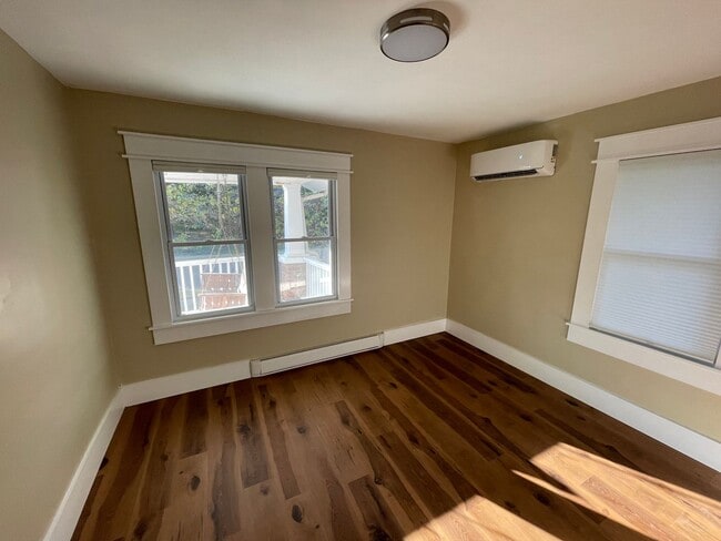 Building Photo - 2 bd, 1 ba house just east of downtown, co...