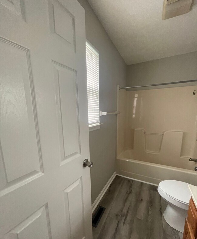 Building Photo - AVAILABLE NOW 3 bedroom, 2 bath with garag...