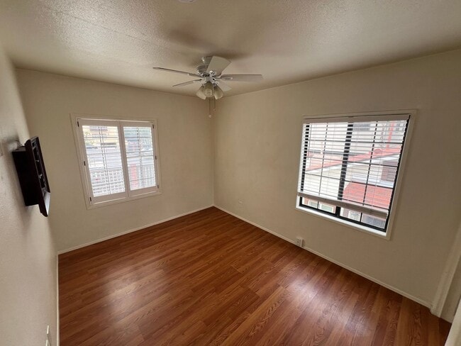 Building Photo - Charming 1x1 in Historic Old Town! Beautiful Original Hardwood Floors + Prime Location