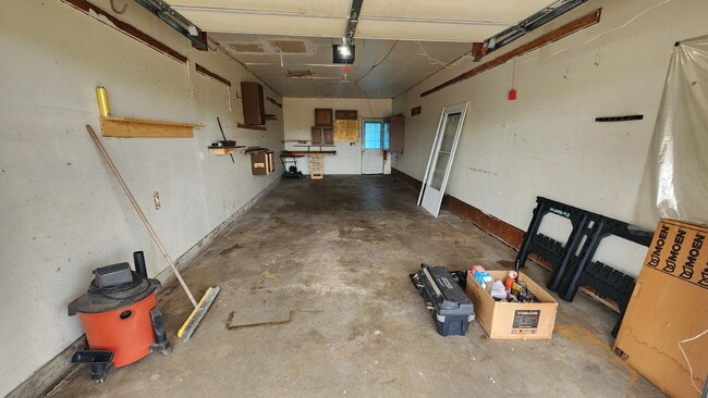 Building Photo - 3 Bedroom Duplex with Attached Garage & La...