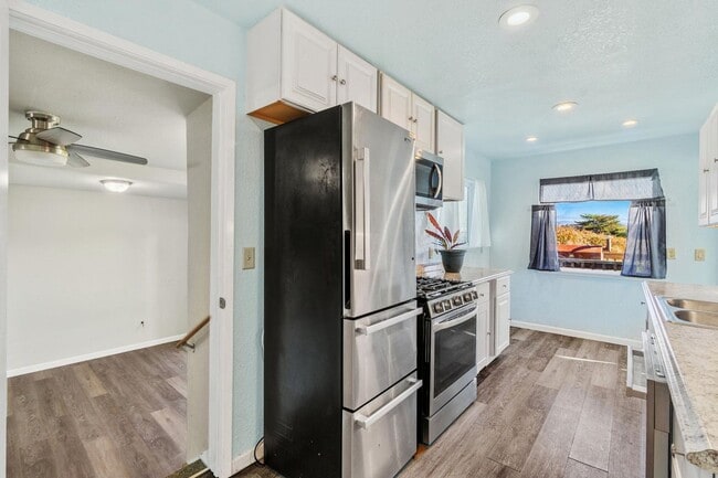 Building Photo - Charming Beach House!