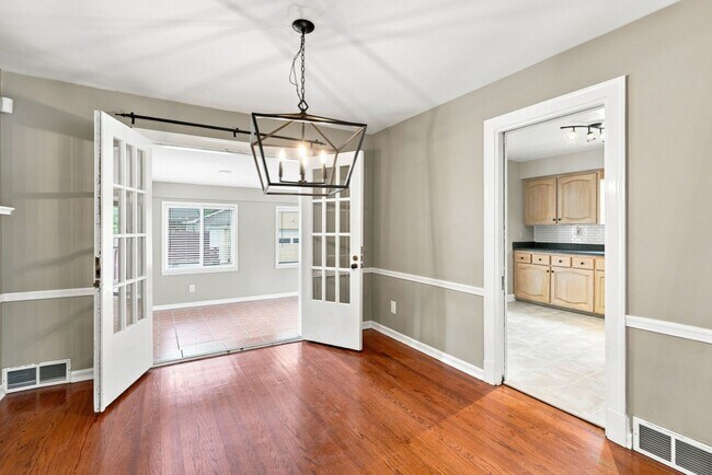 Building Photo - 912 Beechwood Rd