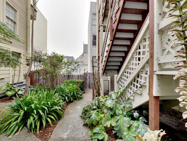 Building Photo - One Bedroom Available Now in Pac Heights!!