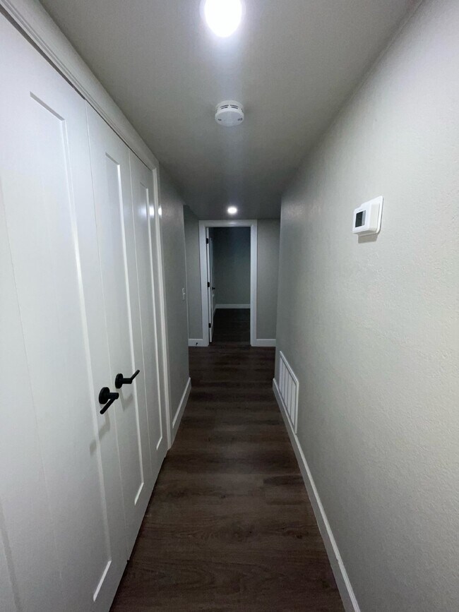 Building Photo - Modern 2 Bedroom Condo