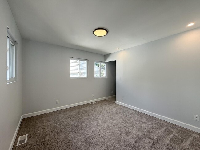 Building Photo - 2082 Vernier Rd