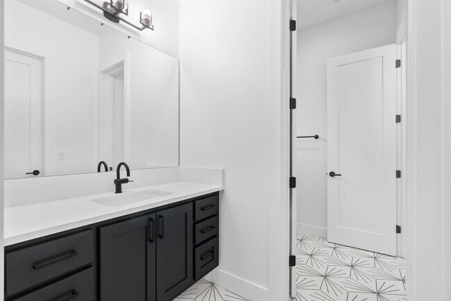 Building Photo - 603 E 47th St