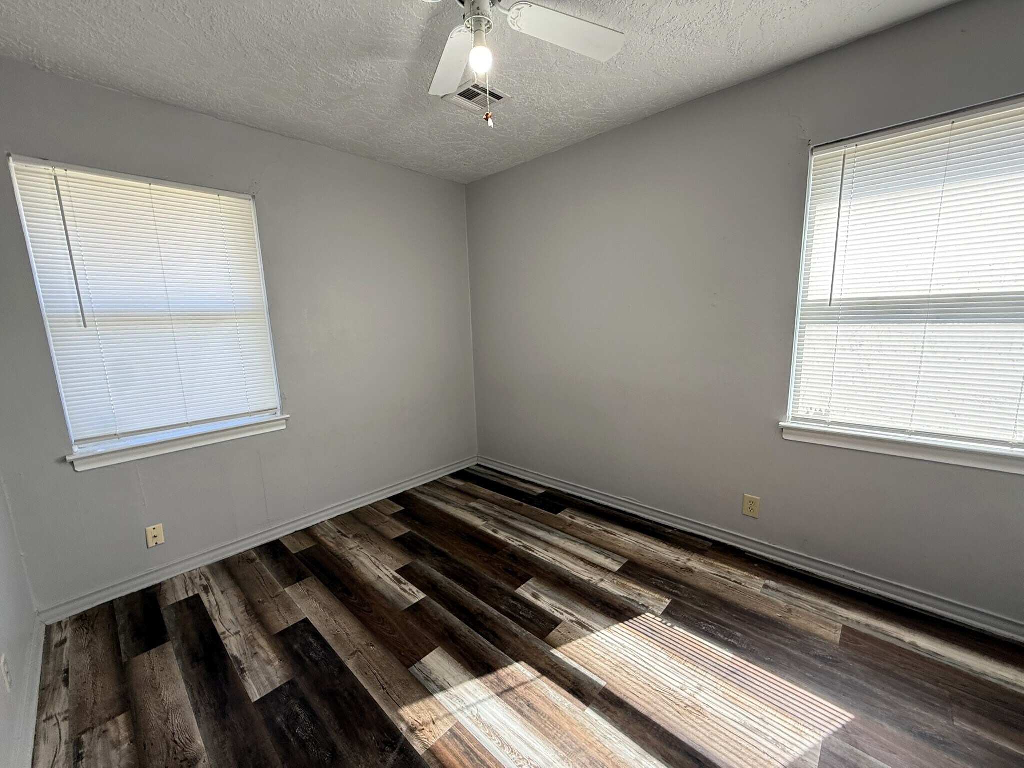 Building Photo - 2256 S Bonn St