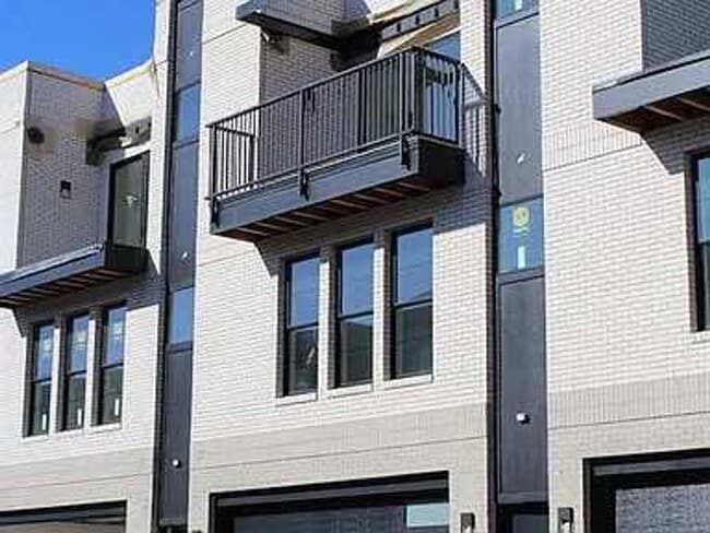 Building Photo - 1345 Keosauqua Way