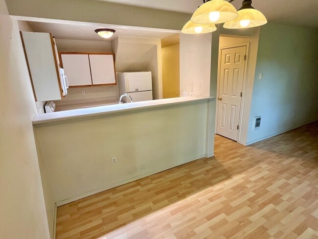 Building Photo - Spacious 2-story 2bedroom + 2.5 bath townh...