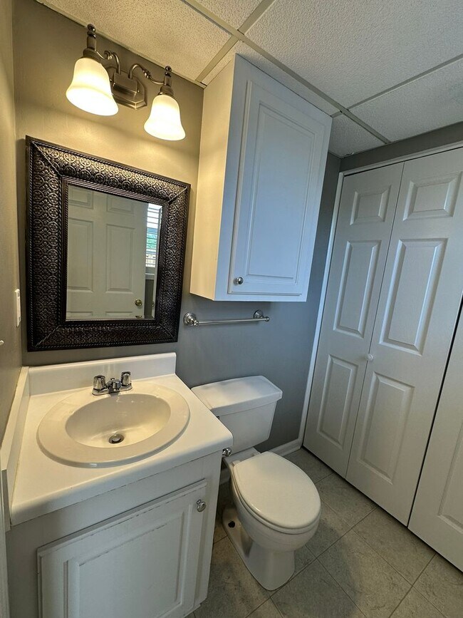 Building Photo - 2 bedroom/1.5 bath end unit townhome in gr...