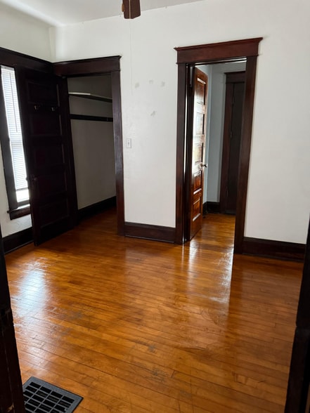 Building Photo - 846 Roscoe Ave