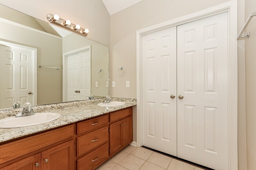 Building Photo - 2648 Hansford Dr