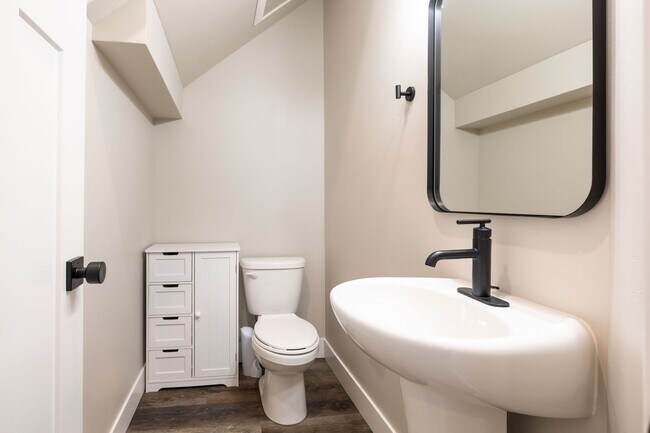 Building Photo - Beautiful 3 Bed, 2.5 Bath Townhome in Ashton - Shorter lease terms available