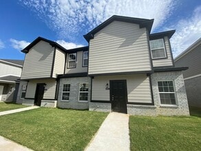 Building Photo - 733 S Benchmark Ln