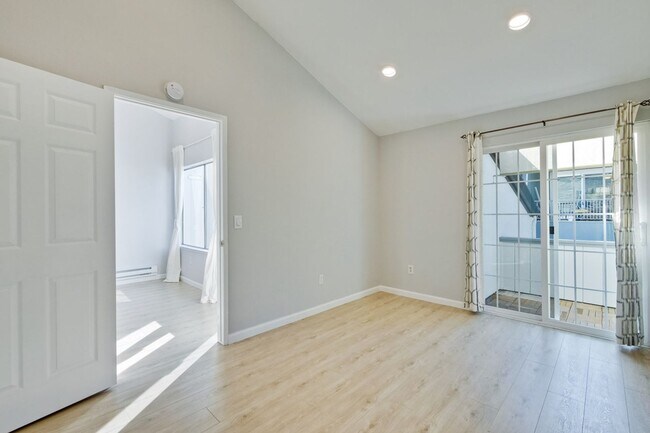 Building Photo - Remodeled 2 Bed 2 Bath Modern Condo with Bonus Loft Area