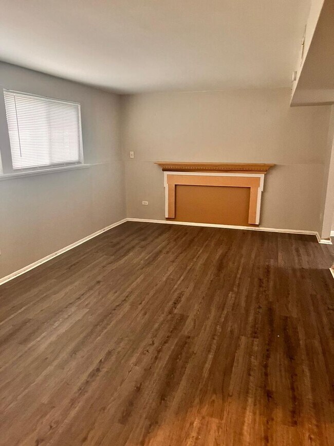 Building Photo - Hardwood Floors- Large Space - Garage