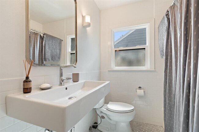 Building Photo - 2202 Montclaire St