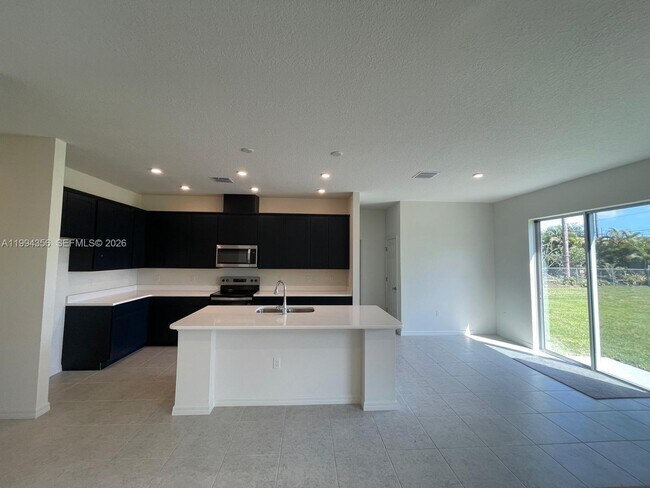 Building Photo - 2133 SE Flanders Rd