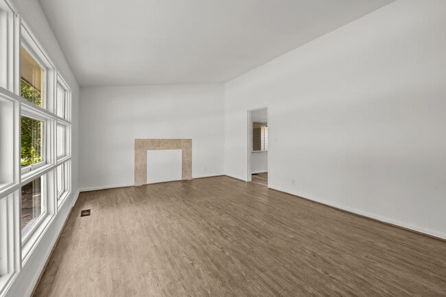 Building Photo - Charming 4 Bedroom, 2 Bathroom house