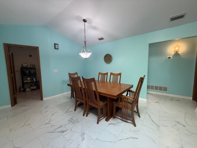 Building Photo - Beautiful 3 bedroom 2.5 bathroom pool home