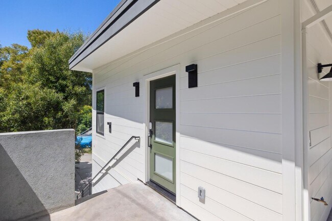Building Photo - 196 Amapola Ave