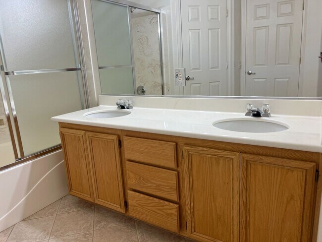 Building Photo - Summerlin North