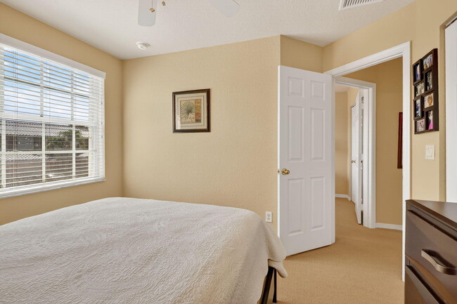 Building Photo - 2990 SE Lexington Lakes Dr