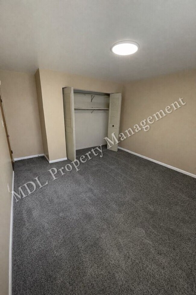 Building Photo - 2215 Weiss St