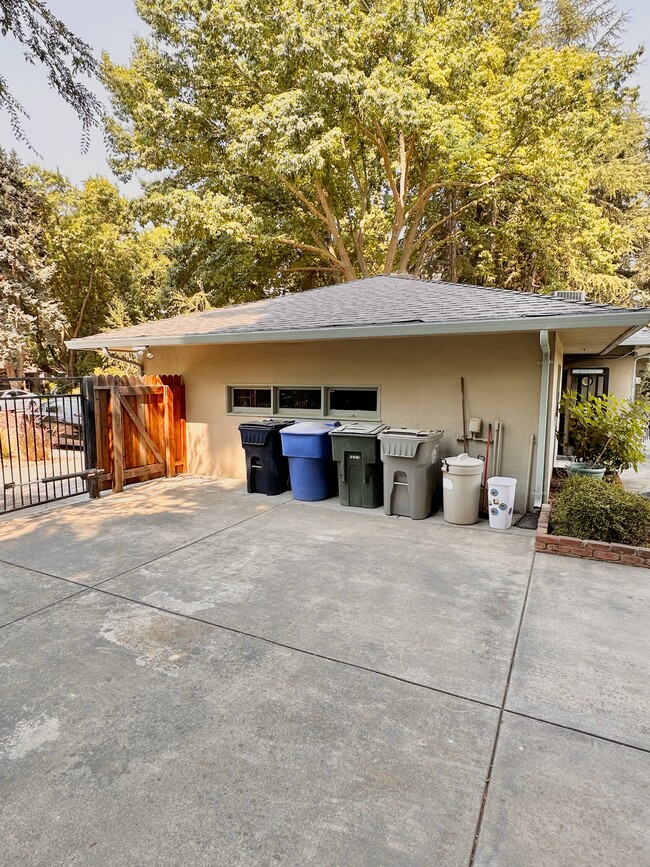 Building Photo - 991 Piedmont Dr