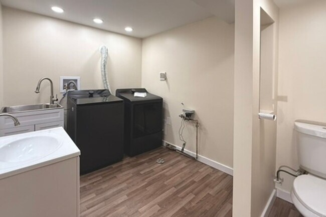 Building Photo - Renovated House for Rent!